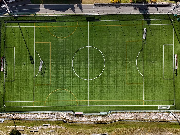 Moderno campo da calcio in erba sintetica - Selva di Val Gardena